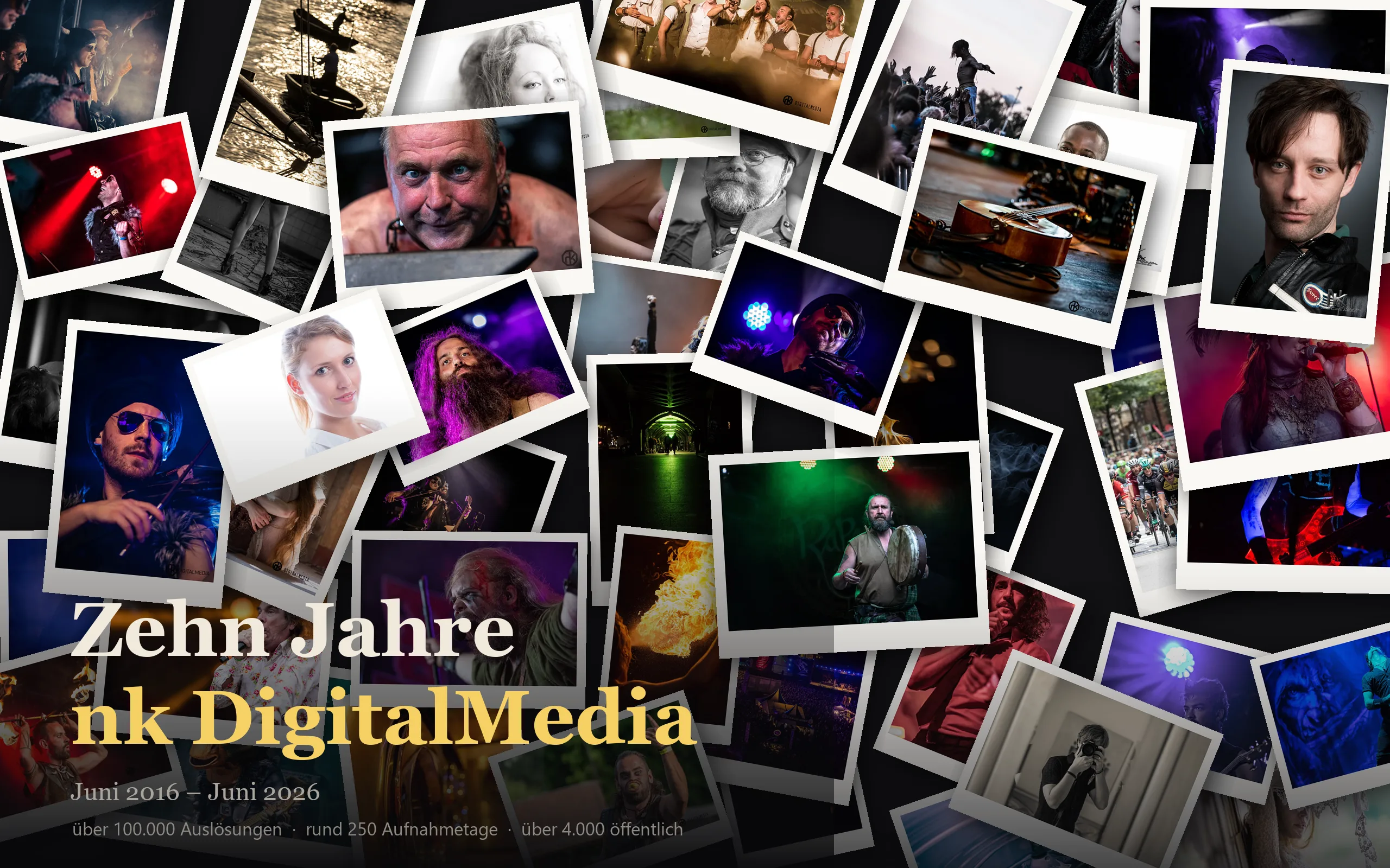Ein Haufen gedruckter Fotos aus zehn Jahren nk DigitalMedia, überlappend auf dunklem Grund